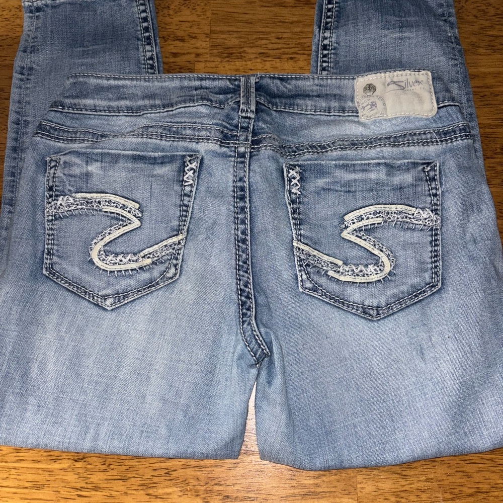 Stylish women’s Silver Jean co. Aiko mid light denim capris. - Picture 2 of 7